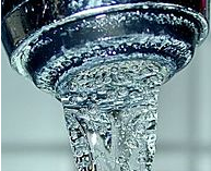 Symbolbild Wasserversorgung (Wasserhahn, Ausschnitt aus https://upload.wikimedia.org/wikipedia/commons/thumb/a/ae/Drinking_water.jpg/220px-Drinking_water.jpg)